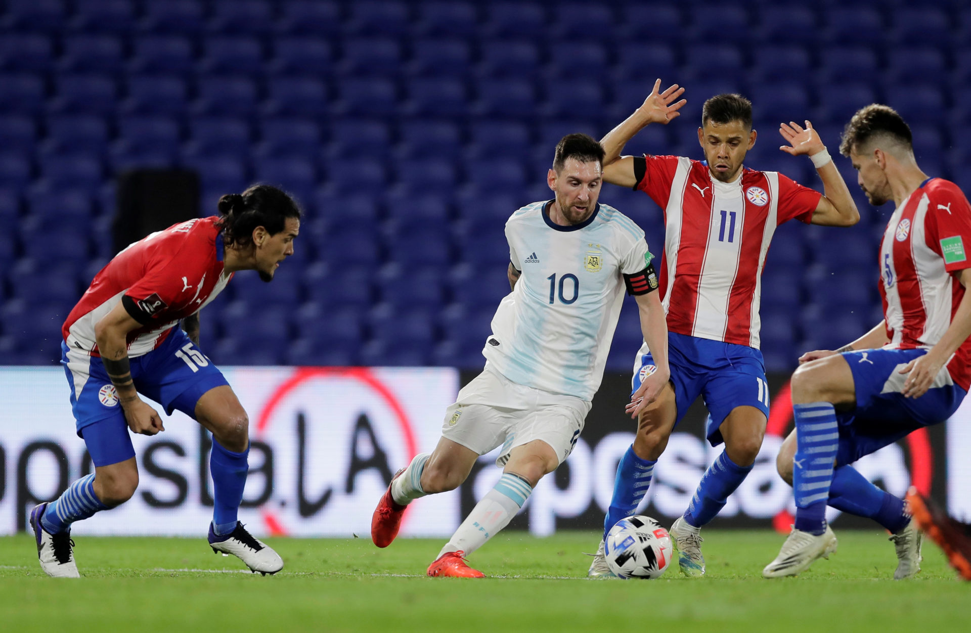 Con más esfuerzo que buen juego, Argentina superó a Paraguay y pasó a